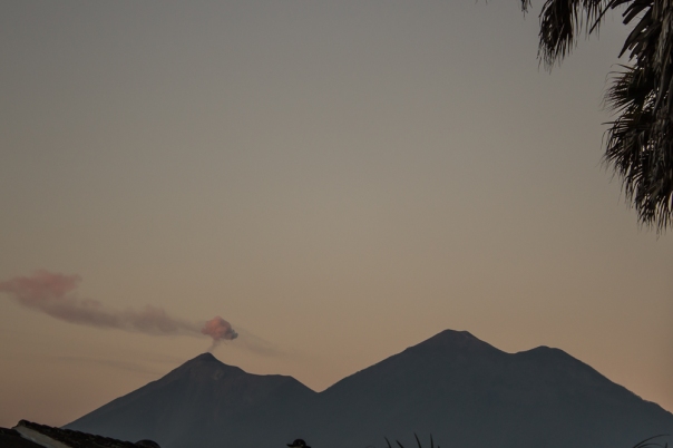 El primer rayito de sol para los volcanes de Fuego y Acatenango